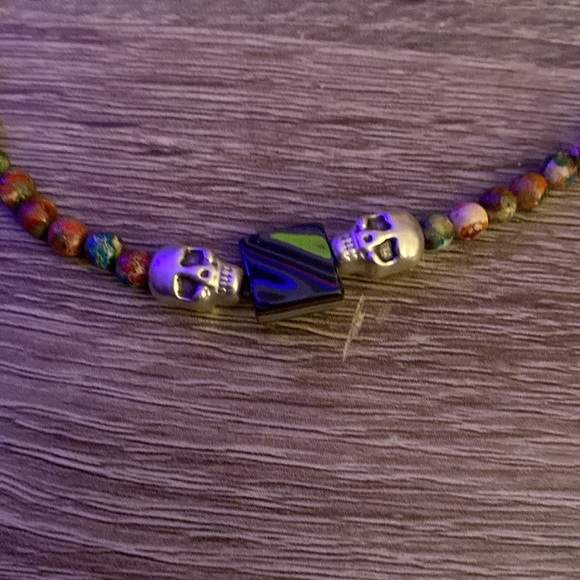 Skull beaded fordite necklace - Picture 3 of 4